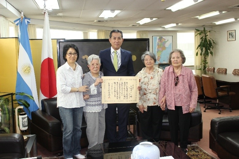 福嶌教輝大使と前外間ツルさん及びご家族との記念撮影