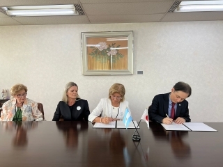 foto Taishi y presidente firmando